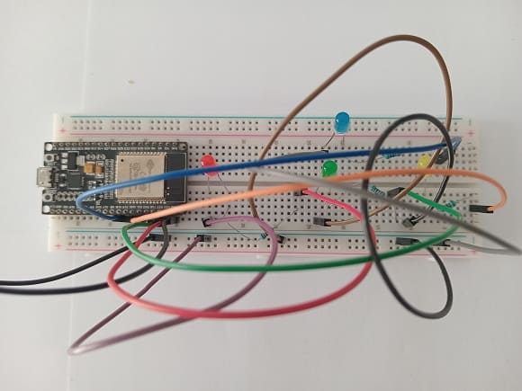 تركيب لوحة ESP32 بأربعة صمامات ثنائية الباعث للضوء