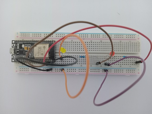 تركيب لوحة ESP32 بصمامين ثنائيي الباعث للضوء