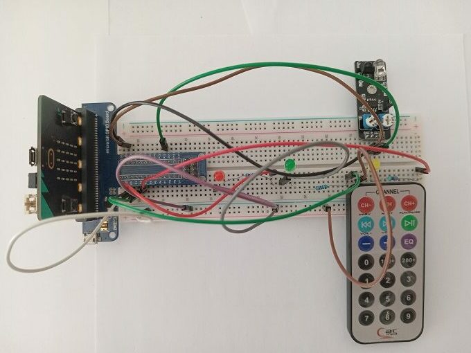 Montage de la carte Micro:bit avec le capteur infrarouge KY-032 et trois LEDs