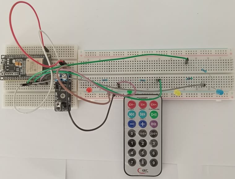 تركيب بطاقة ESP32 مع أربعة صمامات و مستشعر الأشعة تحت الحمراء KY-032