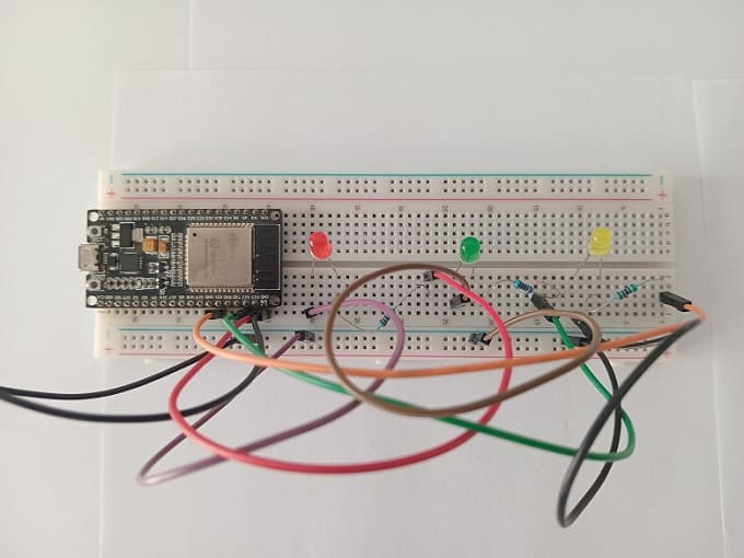 تركيب لوحة ESP32 بثلاثة صمامات ثنائية الباعث للضوء