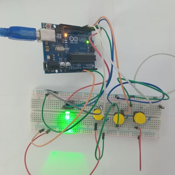 تركيب لوحة الأردوينو بالصمام ثلاثي الألوان و أزرار الضغط