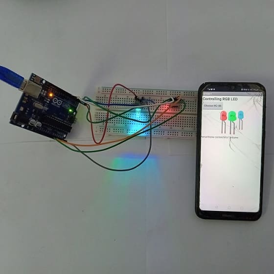 Montage de la carte Arduino UNO avec le module LED RGB et le module HC-06