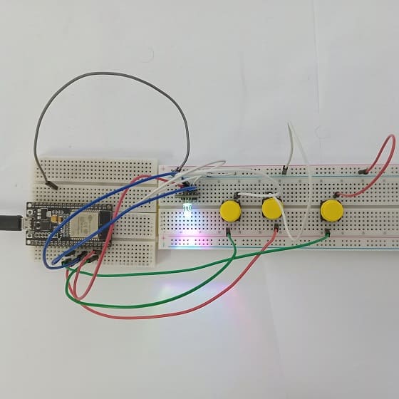 تركيب لوحة ESP32 بالصمام ثلاثي الألوان و أزرار الضغط