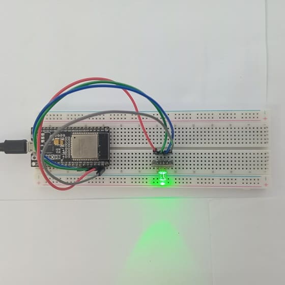 تركيب بطاقة ESP32 بالصمام ثلاثي الألوان