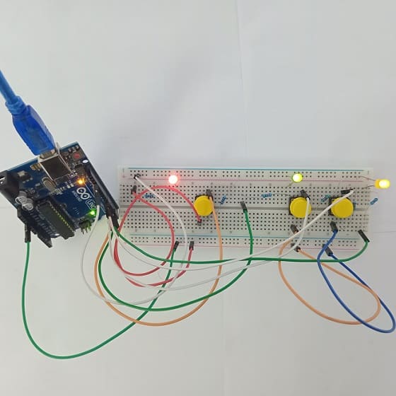 Montage de la carte Arduino UNO avec trois LEDs et trois boutons poussoirs