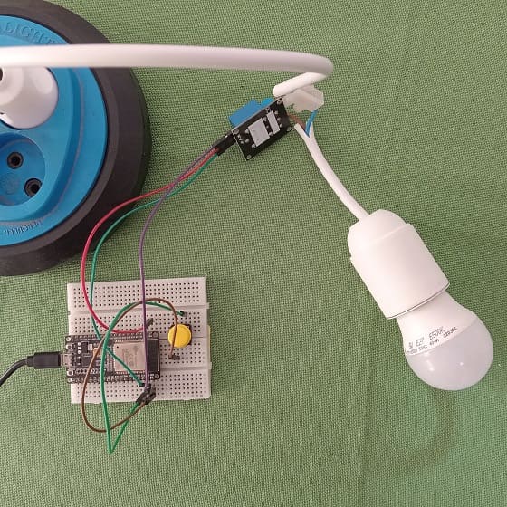 Montage de la carte ESP32 avec une lampe, un relais et un bouton poussoir
