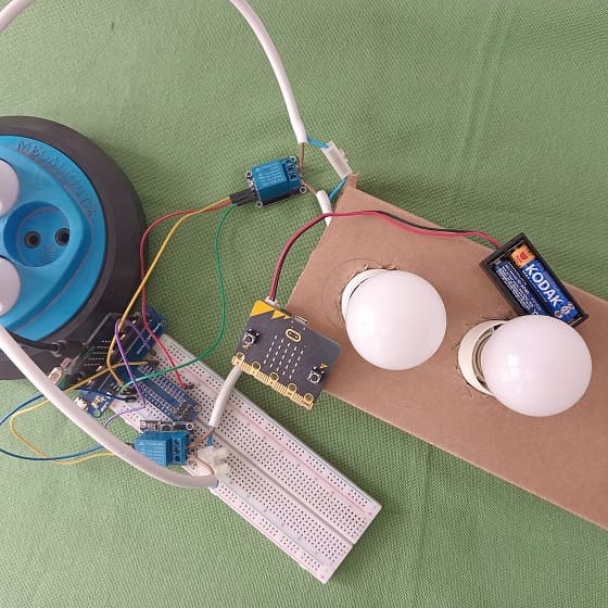 Mounting the Micro:bit board with two lamps