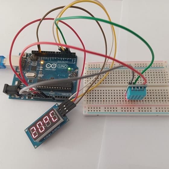 المكونات المطلوبة لعرض درجة الحرارة والرطوبة المقاسة بواسطة حساس DHT11 المتصل بالاردوينو على شاشة TM1637