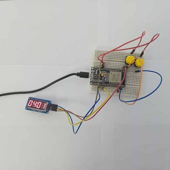 ربط لوحة ESP32 مع شاشة TM1637 و زري ضغط