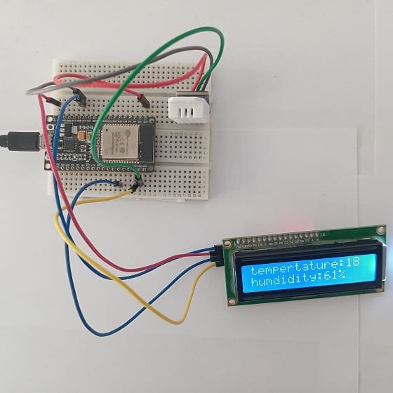 مخطط الأسلاك للوحة ESP32 مع مستشعر DHT22 وشاشة I2C LCD