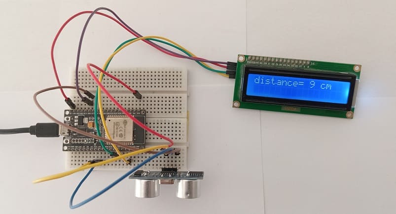 مخطط الأسلاك للوحة ESP32 مع مستشعر HC-SR04 وشاشة I2C LCD