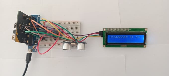 مخطط الأسلاك للوحة المايكروبيت مع مستشعر HC-SR04 وشاشة I2C LCD