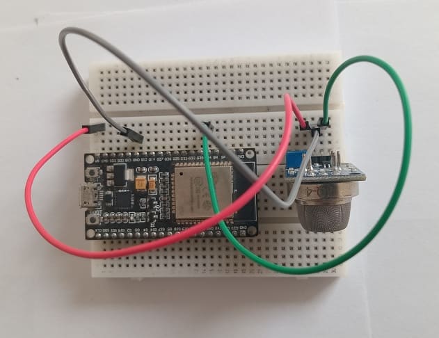 تركيب لوحة ESP32 باستخدام المستشعر MQ-4