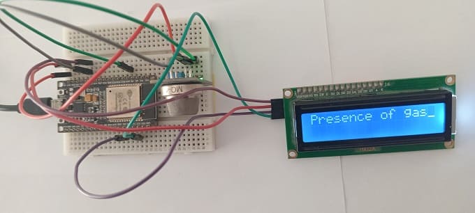 تركيب لوحة ESP32 باستخدام المستشعر MQ-4 وشاشة LCD