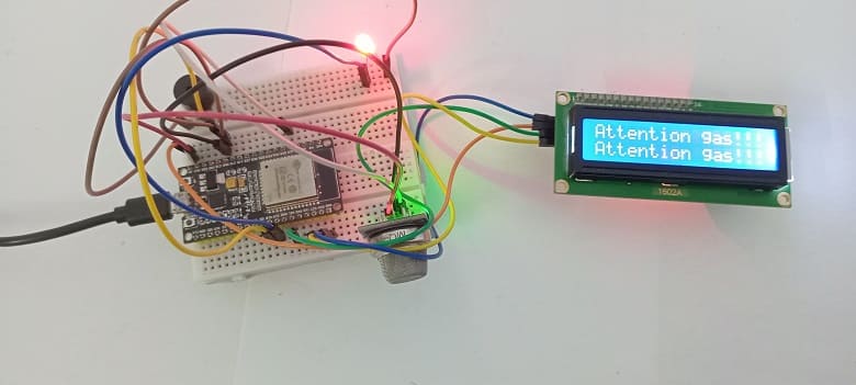 نظام إنذار تسرب الغاز يعتمد على لوحة ESP32 ومستشعر MQ-4 وشاشة LCD