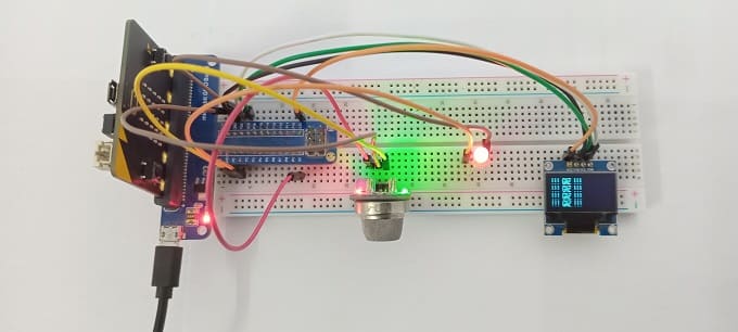 نظام إنذار تسرب الغاز يعتمد على لوحة المايكروبيت ومستشعر MQ-4 وشاشة SSD1306